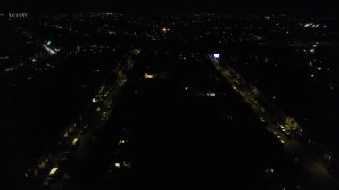 Aydınlanmış Şehir 'in Karanlık Gece' deki Hava Görüntüsü ve İngiltere Luton 'da Şenlik Ateşi Gecesi' nde Canlı Havai fişekler. 5 Kasım 2023