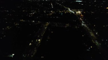 Aydınlanmış Şehir 'in Karanlık Gece' deki Hava Görüntüsü ve İngiltere Luton 'da Şenlik Ateşi Gecesi' nde Canlı Havai fişekler. 5 Kasım 2023