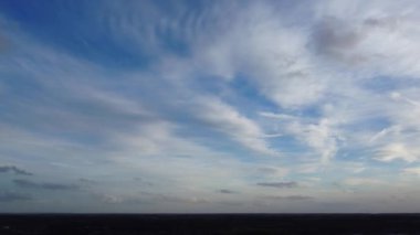 Muhteşem Günbatımı Saati sırasında İngiltere üzerindeki En Güzel Gökyüzü ve Dramatik Bulutlar