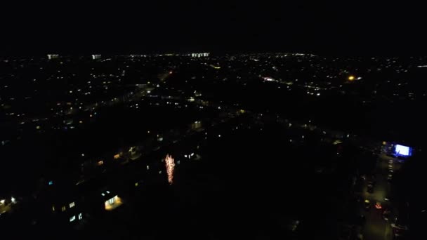 Luchtfoto Van Verlichte Stad Tijdens Donkere Nacht Live Vuurwerk Bonfire — Stockvideo