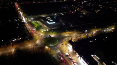 İngiltere 'nin Barnfield College A6 Doğu Luton City' deki Aydınlatılmış Yol ve Trafik Kavşağı 'nın Zaman Geçidi Görüntüsü. Görüntü İHA 'nın Kamerasıyla 11 Kasım 2023' te kaydedildi.