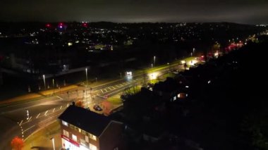 İngiltere 'nin Barnfield College A6 Doğu Luton City' deki Aydınlatılmış Yol ve Trafik Kavşağı 'nın Zaman Geçidi Görüntüsü. Görüntü İHA 'nın Kamerasıyla 11 Kasım 2023' te kaydedildi.