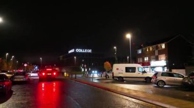 İngiltere 'nin Barnfield College A6 Doğu Luton City' deki Aydınlatılmış Yol ve Trafik Kavşağı 'nın Zaman Geçidi Görüntüsü. Görüntü İHA 'nın Kamerasıyla 11 Kasım 2023' te kaydedildi.