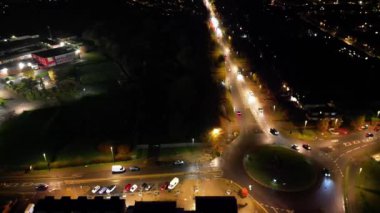 İngiltere 'nin Barnfield Koleji A6 Doğu Luton şehrinde Aydınlanmış Yol ve Trafik Kavşağı Havadan Görünümü. Görüntü İHA 'nın Kamerasıyla 11 Kasım 2023' te kaydedildi.