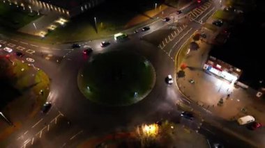 İngiltere 'nin Barnfield College A6 Doğu Luton City' deki Aydınlatılmış Yol ve Trafik Kavşağı 'nın Zaman Geçidi Görüntüsü. Görüntü İHA 'nın Kamerasıyla 11 Kasım 2023' te kaydedildi.