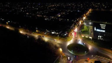 İngiltere 'nin Barnfield Koleji A6 Doğu Luton şehrinde Aydınlanmış Yol ve Trafik Kavşağı Havadan Görünümü. Görüntü İHA 'nın Kamerasıyla 11 Kasım 2023' te kaydedildi.