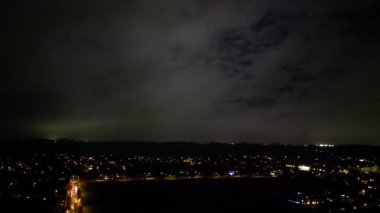 İngiltere 'nin Barnfield Koleji A6 Doğu Luton şehrinde Aydınlanmış Yol ve Trafik Kavşağı Havadan Görünümü. Görüntü İHA 'nın Kamerasıyla 11 Kasım 2023' te kaydedildi.