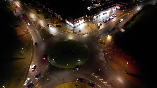 イギリスのバーンフィールド カレッジA6イーストルートン市のイルミネートされた道路と交通のラウンドアウトの空中ビュー フッテージは 2023年11月11日にドローンのカメラで撮影されました — ストック動画