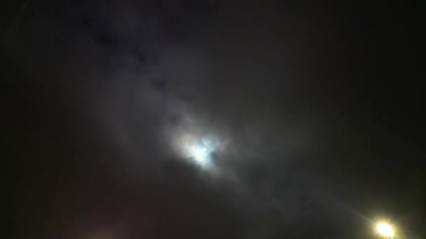 在英格兰卢顿市上空的夜空中 快速移动的黑雨云后的满月 — 图库视频影像