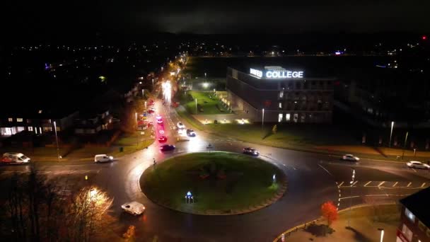 Luchtfoto Van Illuminated Road Traffic Roundabout Bij Barnfield College East — Stockvideo