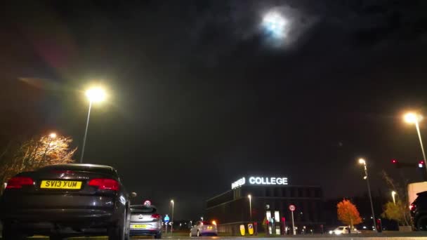 Vista Aérea Carretera Iluminada Rotonda Tráfico Barnfield College East Luton — Vídeo de stock