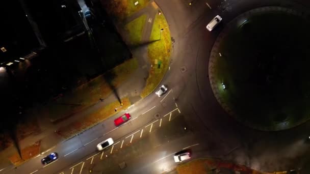 Luchtfoto Van Illuminated Road Traffic Roundabout Bij Barnfield College East — Stockvideo