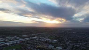 İngiliz şehrinin yüksek açılı görüntüsü yüksek irtifa insansız hava aracının kamera görüntüsü İngiltere üzerinde muhteşem günbatımında