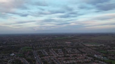 İngiliz Şehri 'nin Yüksek İrtifa İnsansız Hava Aracı' nın İngiltere üzerindeki muhteşem günbatımında çekilmiş Yüksek Açılı Kamera Görüntüsü