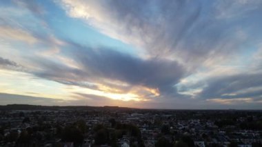 İngiliz şehrinin yüksek açılı görüntüsü yüksek irtifa insansız hava aracının kamera görüntüsü İngiltere üzerinde muhteşem günbatımında