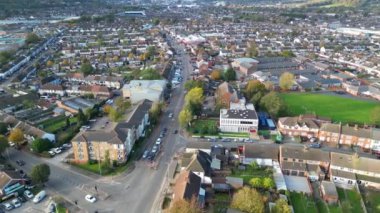 Luton ve Dunstable Şehri Sınır Bölgesi 'nin Güzel Görüntüleri. Görüntü İHA 'nın Kamerasıyla 3 Kasım 2023' te Güneşli ve Rüzgarlı bir günde çekildi.