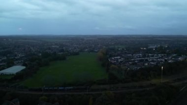 Gece boyunca İngiltere 'nin Aydınlanmış Hitchin Kasabası' nın Hava Görüntüleri. 28 Ekim 2023