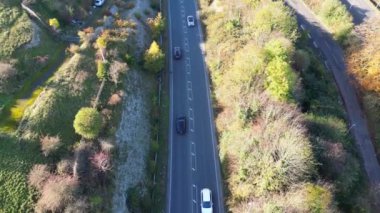 Dunstable İngiltere trafiği ile British Small Town and Road 'un Güzel Görüntüleri. Drone 'un Kamera Görüntüsü 17 Kasım 2023