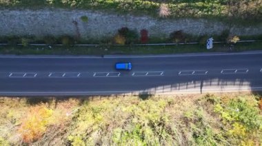 Dunstable İngiltere trafiği ile British Small Town and Road 'un Güzel Görüntüleri. Drone 'un Kamera Görüntüsü 17 Kasım 2023