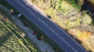 Dunstable İngiltere trafiği ile British Small Town and Road 'un Güzel Görüntüleri. Drone 'un Kamera Görüntüsü 17 Kasım 2023