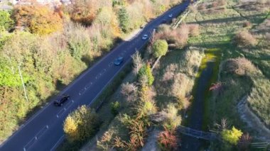 Dunstable İngiltere trafiği ile British Small Town and Road 'un Güzel Görüntüleri. Drone 'un Kamera Görüntüsü 17 Kasım 2023