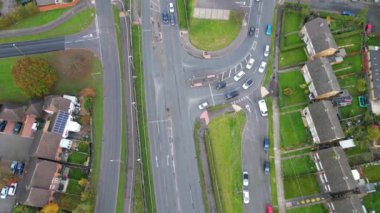 Dunstable İngiltere trafiği ile British Small Town and Road 'un Güzel Görüntüleri. Drone 'un Kamera Görüntüsü 17 Kasım 2023