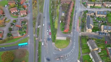 Dunstable İngiltere trafiği ile British Small Town and Road 'un Güzel Görüntüleri. Drone 'un Kamera Görüntüsü 17 Kasım 2023