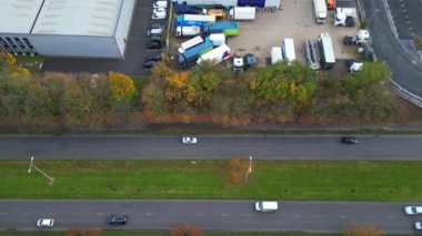 Dunstable İngiltere trafiği ile British Small Town and Road 'un Güzel Görüntüleri. Drone 'un Kamera Görüntüsü 17 Kasım 2023