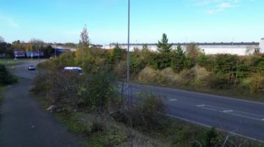 Dunstable İngiltere trafiği ile British Small Town and Road 'un Güzel Görüntüleri. Drone 'un Kamera Görüntüsü 17 Kasım 2023