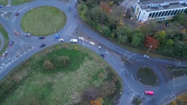 美丽的英国小城镇和道路的形象与英国不毛之地的交通 三年十一月十七日拍摄的无人机摄像 — 图库视频影像
