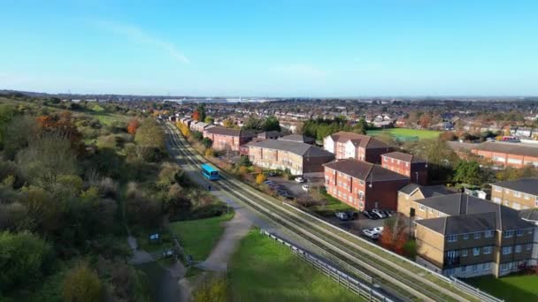 イギリスのダンスタブル イングランドの交通との英国の小さな町と道路の美しい映像 2023年11月17日に撮影されたドローンのカメラ映像 — ストック動画