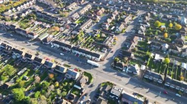 Dunstable İngiltere trafiği ile British Small Town and Road 'un Güzel Görüntüleri. Drone 'un Kamera Görüntüsü 17 Kasım 2023