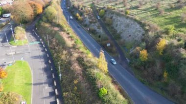 Dunstable İngiltere trafiği ile British Small Town and Road 'un Güzel Görüntüleri. Drone 'un Kamera Görüntüsü 17 Kasım 2023