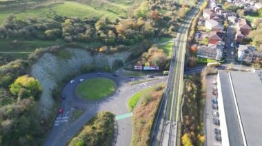 Dunstable İngiltere trafiği ile British Small Town and Road 'un Güzel Görüntüleri. Drone 'un Kamera Görüntüsü 17 Kasım 2023