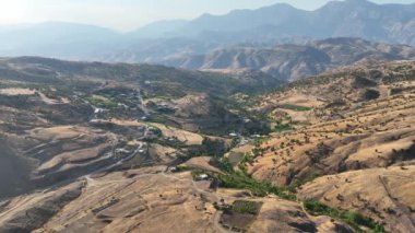 Kürdistan Irak 'taki Dağların ve Tepelerin Hava Görüntüsü. Drone 'un Orta Yükseklikten Görüntüsü 3 Ağustos 2023' te Yakalandı. 