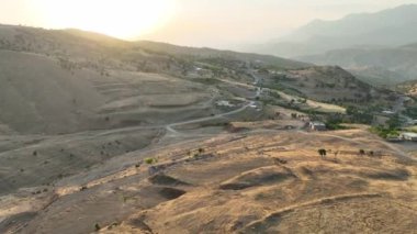 Kürdistan Irak 'taki Dağların ve Tepelerin Hava Görüntüsü. Drone 'un Orta Yükseklikten Görüntüsü 3 Ağustos 2023' te Yakalandı. 