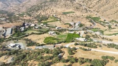 Kürdistan Irak 'taki Dağların ve Tepelerin Hava Görüntüsü. Drone 'un Orta Yükseklikten Görüntüsü 3 Ağustos 2023' te Yakalandı. 