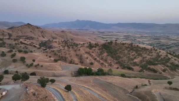 쿠르디스탄 이라크의 언덕의 2023년 3일에 캡처된 고도에서 드론의 — 비디오