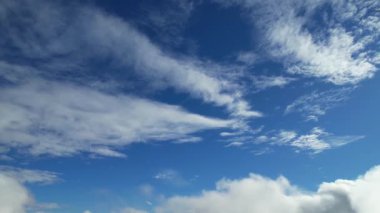 İngiltere üzerindeki dramatik hızlı hareket eden bulutların üzerinde.