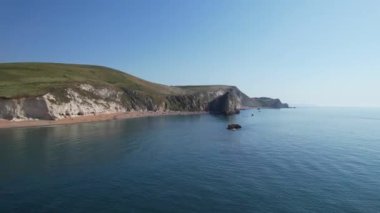 İngiltere 'nin İngiliz Okyanusu, Güzel Turist Çekim Sahili ve Okyanus Turu Görüntüsü İnsansız Hava Aracı Kamerasıyla 9 Eylül 2023 tarihinde yakalandı.
