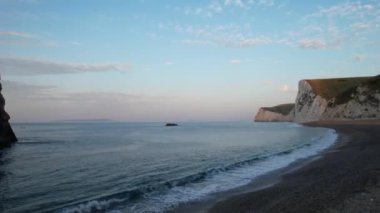 İngiltere 'nin İngiliz Okyanusu, Güzel Turist Çekim Sahili ve Okyanus Turu Görüntüsü İnsansız Hava Aracı Kamerasıyla 9 Eylül 2023 tarihinde yakalandı.