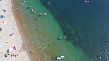İngiltere 'nin İngiliz Okyanusu, Güzel Turist Çekim Sahili ve Okyanus Turu Görüntüsü İnsansız Hava Aracı Kamerasıyla 9 Eylül 2023 tarihinde yakalandı.