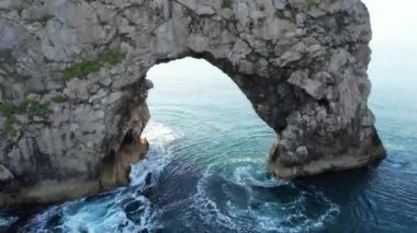 İngiltere 'nin İngiliz Okyanusu, Güzel Turist Çekim Sahili ve Okyanus Turu Görüntüsü İnsansız Hava Aracı Kamerasıyla 9 Eylül 2023 tarihinde yakalandı.