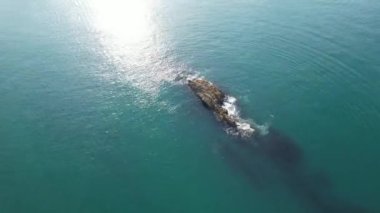 İngiltere 'nin İngiliz Okyanusu, Güzel Turist Çekim Sahili ve Okyanus Turu Görüntüsü İnsansız Hava Aracı Kamerasıyla 9 Eylül 2023 tarihinde yakalandı.