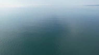 İngiltere 'nin İngiliz Okyanusu, Güzel Turist Çekim Sahili ve Okyanus Turu Görüntüsü İnsansız Hava Aracı Kamerasıyla 9 Eylül 2023 tarihinde yakalandı.