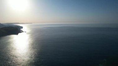 İngiltere 'nin İngiliz Okyanusu, Güzel Turist Çekim Sahili ve Okyanus Turu Görüntüsü İnsansız Hava Aracı Kamerasıyla 9 Eylül 2023 tarihinde yakalandı.