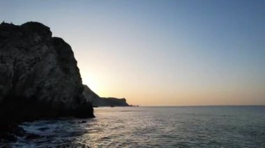 İngiltere 'nin İngiliz Okyanusu, Güzel Turist Çekim Sahili ve Okyanus Turu Görüntüsü İnsansız Hava Aracı Kamerasıyla 9 Eylül 2023 tarihinde yakalandı.