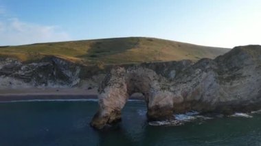 İngiltere 'nin İngiliz Okyanusu, Güzel Turist Çekim Sahili ve Okyanus Turu Görüntüsü İnsansız Hava Aracı Kamerasıyla 9 Eylül 2023 tarihinde yakalandı.