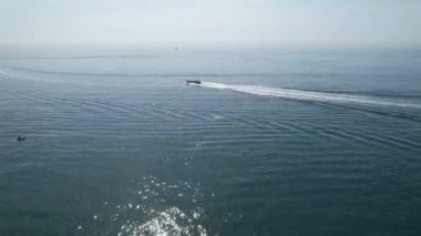 İngiltere 'nin İngiliz Okyanusu, Güzel Turist Çekim Sahili ve Okyanus Turu Görüntüsü İnsansız Hava Aracı Kamerasıyla 9 Eylül 2023 tarihinde yakalandı.