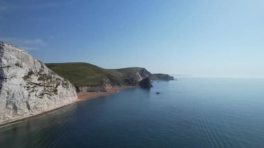 İngiltere 'nin İngiliz Okyanusu, Güzel Turist Çekim Sahili ve Okyanus Turu Görüntüsü İnsansız Hava Aracı Kamerasıyla 9 Eylül 2023 tarihinde yakalandı.
